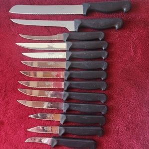 ☆Set of 13 Diamond Cut Serrated Knives.☆